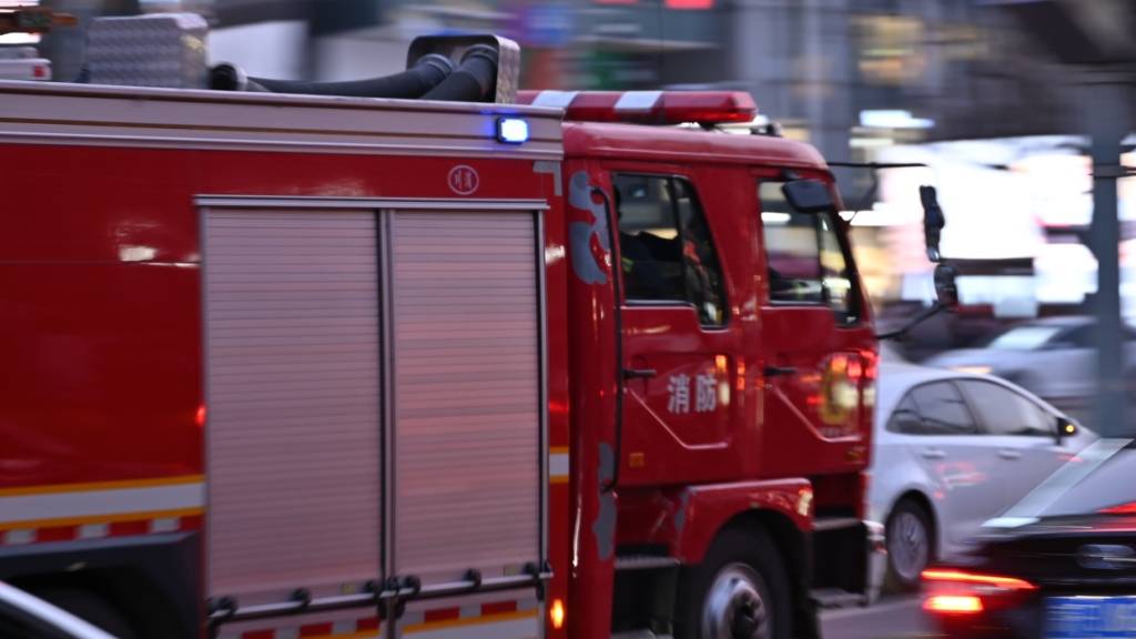 ARCHIV - Ein chinesisches Feuerwehrauto fährt mit Blaulicht auf einer Straße. Foto: Johannes Neudecker/dpa/Archivbild