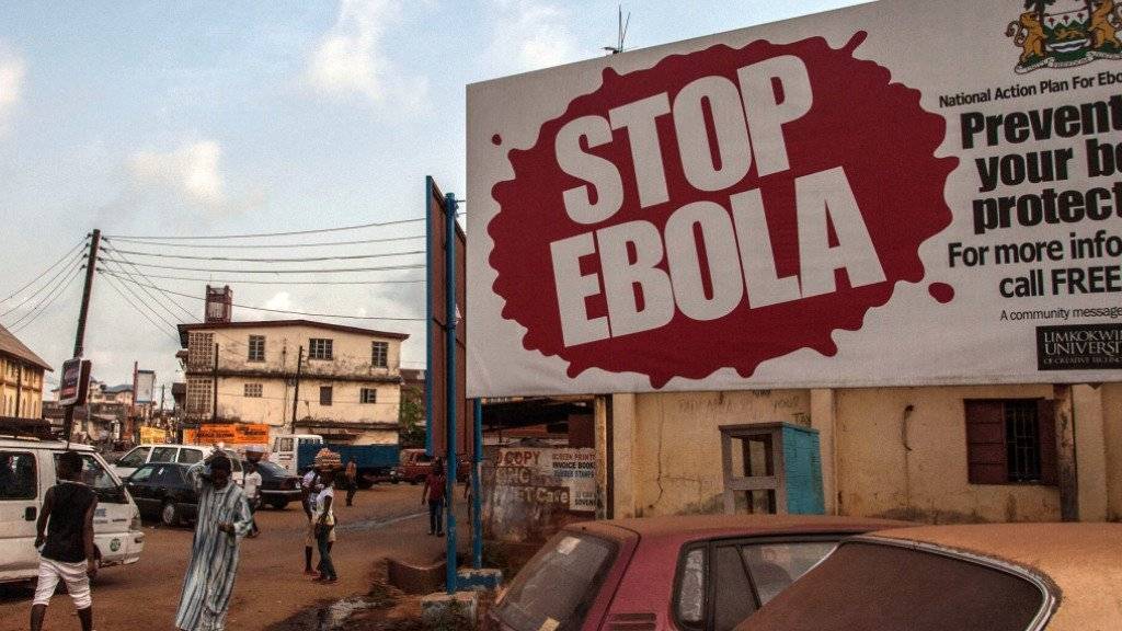 Ein Schild wirbt in Sierra Leones Hauptstadt Freetown für Ebola-Prävention. Im Land ist ein neuer Ebola-Fall bekanntgeworden, nur einen Tag nachdem die WHO Westafrika für Ebola-frei erklärt hat.