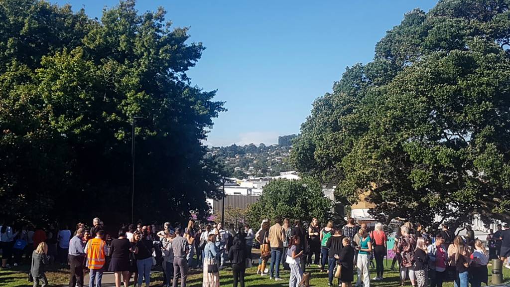 HANDOUT - Menschen versammeln sich auf einer Anhöhe, während eine Tsunami-Warnung ausgegeben wird. Foto: Mike Dinsdale/New Zealand Herald/AP/dpa - ACHTUNG: Nur zur redaktionellen Verwendung im Zusammenhang mit der aktuellen Berichterstattung innerhalb der nächsten 14 Tage und nur mit vollständiger Nennung des vorstehenden Credits