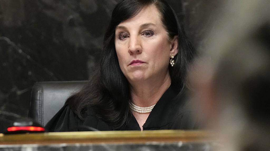 Richterin Cheryl Matthews führt den Vorsitz bei der Verkündung des Strafmaßes gegen die angeklagten Eltern eines Todesschützen. Foto: Carlos Osorio/AP/dpa