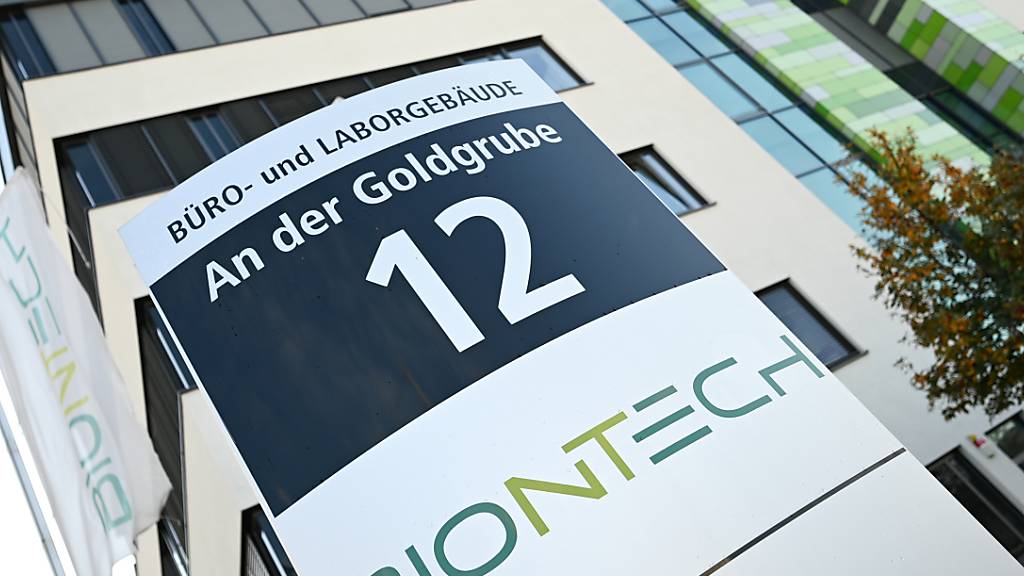 ARCHIV - Das Logo des Biotechnologie-Unternehmens «Biontech» ist an einer Stele vor der Unternehmenszentrale in Mainz angebracht. Bei einer Cyber-Attacke auf die Europäische Arzneimittel-Behörde EMA in Amsterdam sind Daten der Pharmaunternehmen Pfizer und Biontech abgegriffen worden. Foto: Arne Dedert/dpa