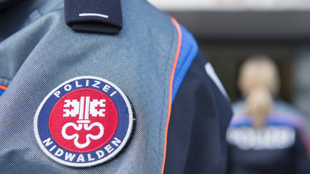 Die Kantonspolizei Nidwalden ermittelt zu einem Unfall, bei dem ein Sportwagen ein Schulkind erfasste, das sich dabei leicht verletzte. (Symbolbild)