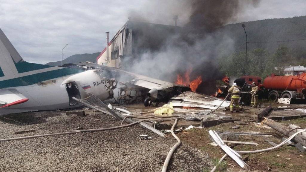 Beim Flugzeugunglück in Nischneangarsk kamen zwei Personen ums Leben. Weitere 43 Insassen der Maschine überlebten.