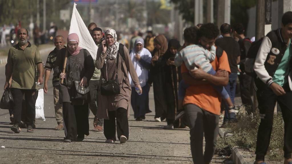 Palästinenser fliehen mit einer weißen Fahne auf der Salah al-Din Straße aus Gaza-Stadt in den südlichen Gazastreifen. Foto: Mohammed Dahman/AP