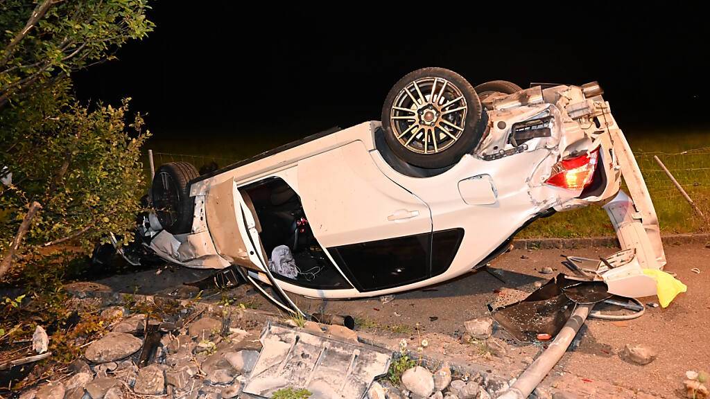 Bei Selbstunfall in Kreisel auf dem Dach gelandet