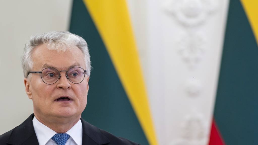 ARCHIV - Litauens Präsident Gitanas Nauseda gibt eine Erklärung im Präsidentenpalast ab. Foto: Mindaugas Kulbis/AP/dpa