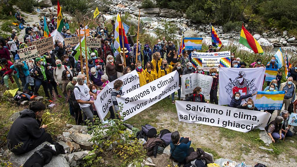 Umweltaktivisten haben im Wallis am Fuss des Trient-Gletschers an die 500 bereits geschmolzenen Gletscher in der Schweiz erinnert.