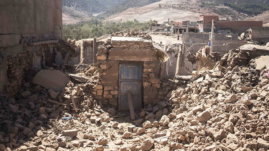 In Trümmern liegt der Ort Tafeghaghte bei Marrakesch nach dem Erdbeben. Das Erdbeben der Stärke 6,8 ereignete sich 70 km südlich von Marrakesch und war eines der stärksten und tödlichsten in der Geschichte Marokkos. Foto: Mosa'ab Elshamy/AP/dpa