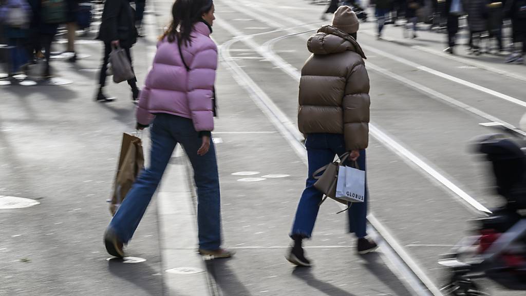 Shoppingvergnügen an der Bahnhofstrasse auch am Sonntag? GLP, FDP und SVP wollen die touristischen Innenstädte beleben. (Archivbild)