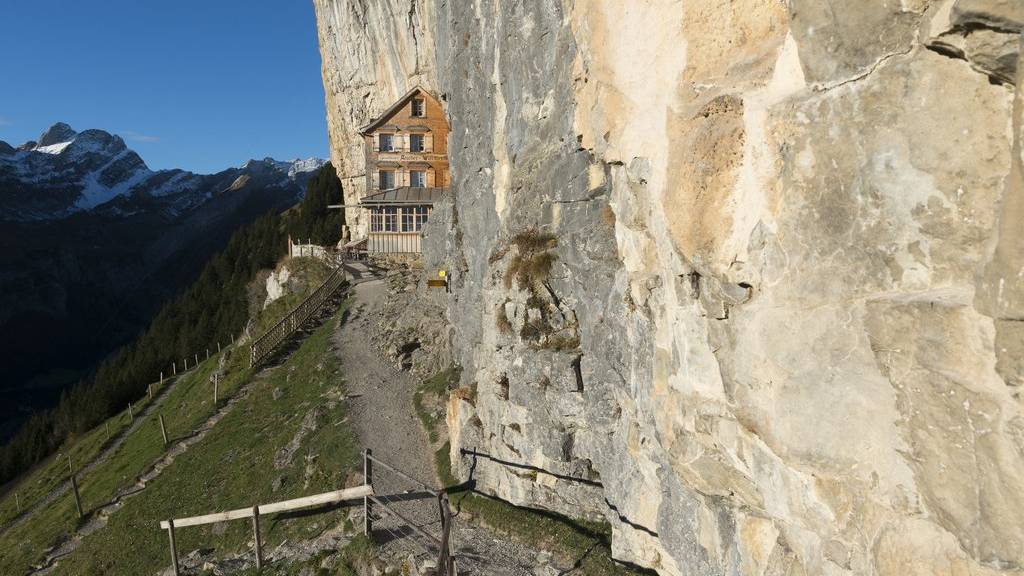 Das Berggasthaus Aescher ist ein beliebtes Ausflugsziel, auf 1454 Metern über Meer, für Wanderer und Touristen im Alpstein.