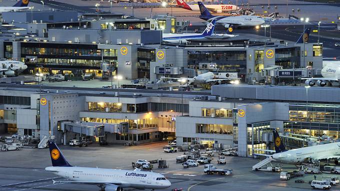 Sommerreiseverkehr belebt Frankfurter Flughafen