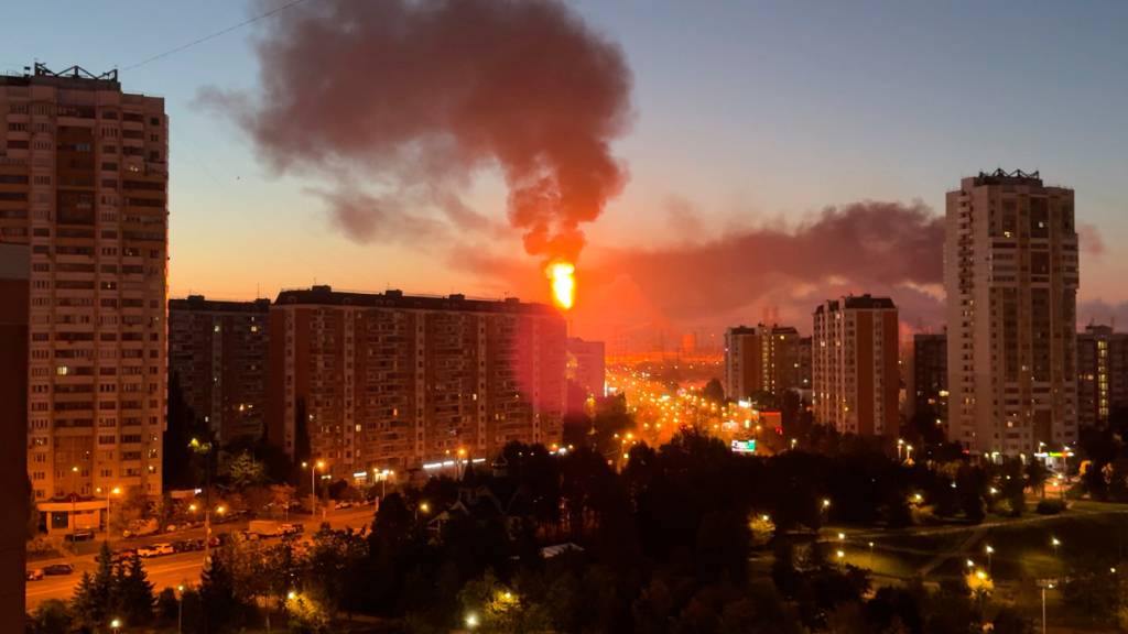 dpatopbilder - Nach einem ukrainischen Drohnenangriff sind Flammen und Rauch zu sehen, die aus der Moskauer Ölraffinerie im Südosten der Stadt aufsteigen. Foto: Uncredited/UGC/AP/dpa