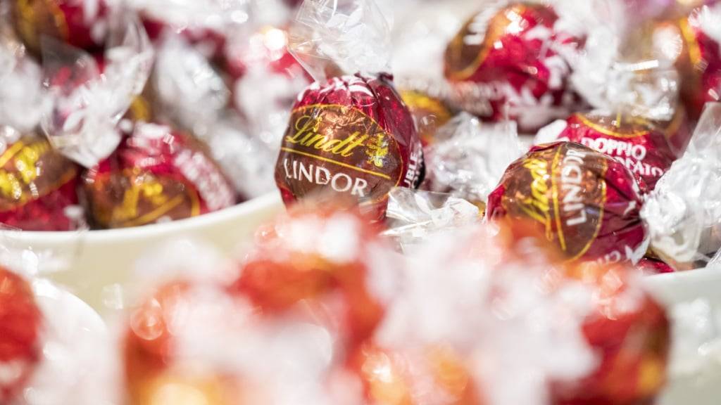 Der Schokoladenhersteller Lindt & Sprüngli hat im ersten Halbjahr 2025 den Umsatz deutlich gesteigert und die Jahresprognose dazu erhöht. Aufgrund von Rechtskosten ist die operative Marge derweil gesunken.(Archivbild)