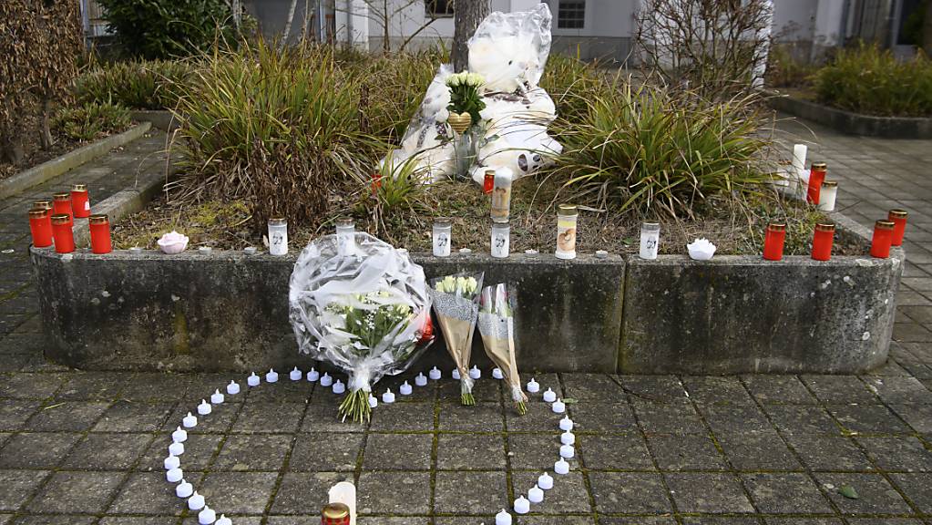 Brennende Kerzen, zwei Plüschtiere und Blumen im Gedenken an das achtjährige Mädchen, das letzte Woche im Könizbergwald tot aufgefunden wurde.