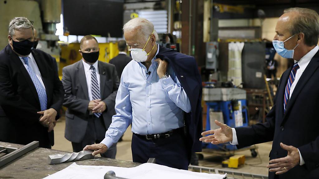 Der designierte demokratische Präsidentschaftskandidat Joe Biden besucht eine Fabrik in Pennsylvania. Er stelle einen Investitionsplan mit einem Volumen von 700  Milliarden Dollar für die US-Mittelschicht vor. (Foto: Matt Slocum/AP/KEYSTONE-SDA)