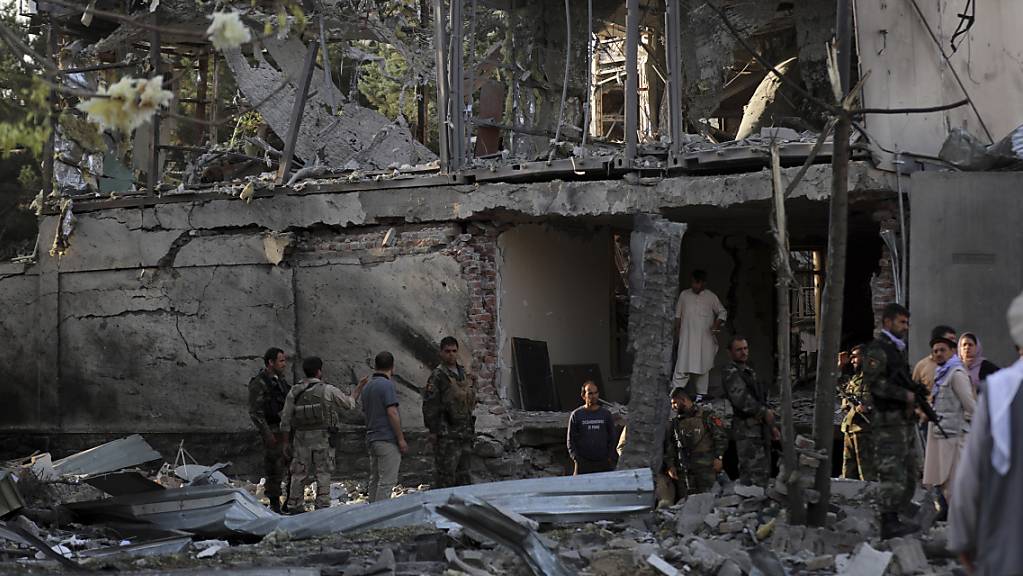 Angesichts der Gebietseroberungen der Taliban ersucht Afghanistan die Schweiz, Rückschaffungen vorläufig auszusetzen. Im Bild das am Mittwoch zerstörte Haus des Verteidigungsministers in Kabul.