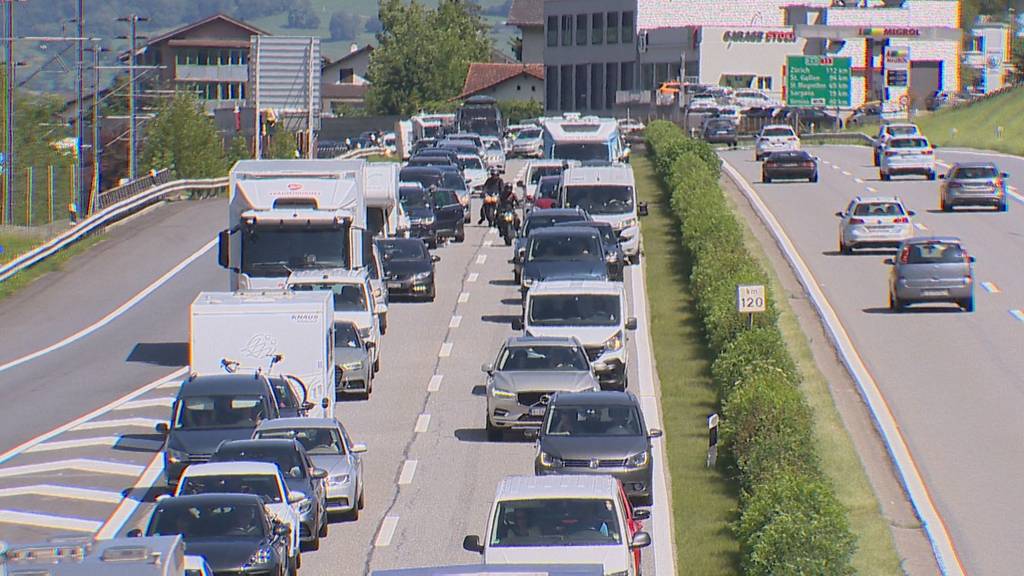 «Autofahrer versuchen über Velo- und Feldwege auszuweichen» – Stau-Chaos in Graubünden