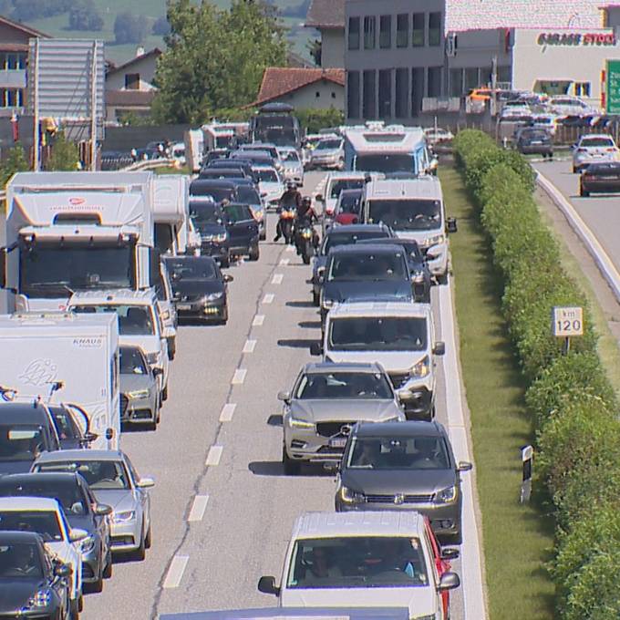 «Autofahrer versuchen über Velo- und Feldwege auszuweichen» – Stau-Chaos in Graubünden