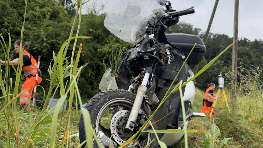 Bei einem Unfall auf dem Gemeindegebiet von Dorf wurde am Dienstagmorgen ein 17-jähriger Rollerfahrer schwer verletzt.
