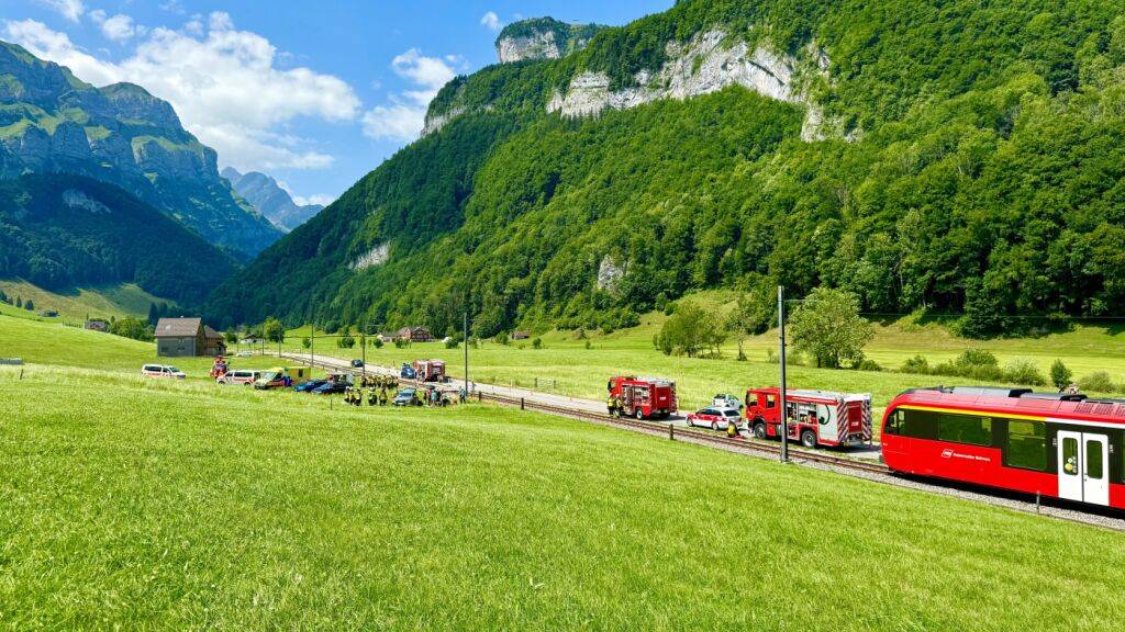 Die Kollision des Zuges mit dem Auto geschah an einem mit Andreaskreuz gesicherten Bahnübergang. Der Lenker wurde schwer und seine Beifahrerin leichter verletzt. Auch ein Hund trug Verletzungen davon.
