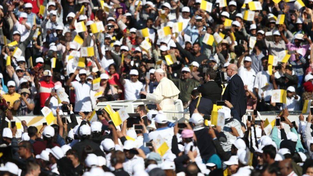 Mehr als 100'000 Gläubige empfangen den Papst bei seiner Ankunft im Stadion der Said-Sports-City in Abu Dhabi.