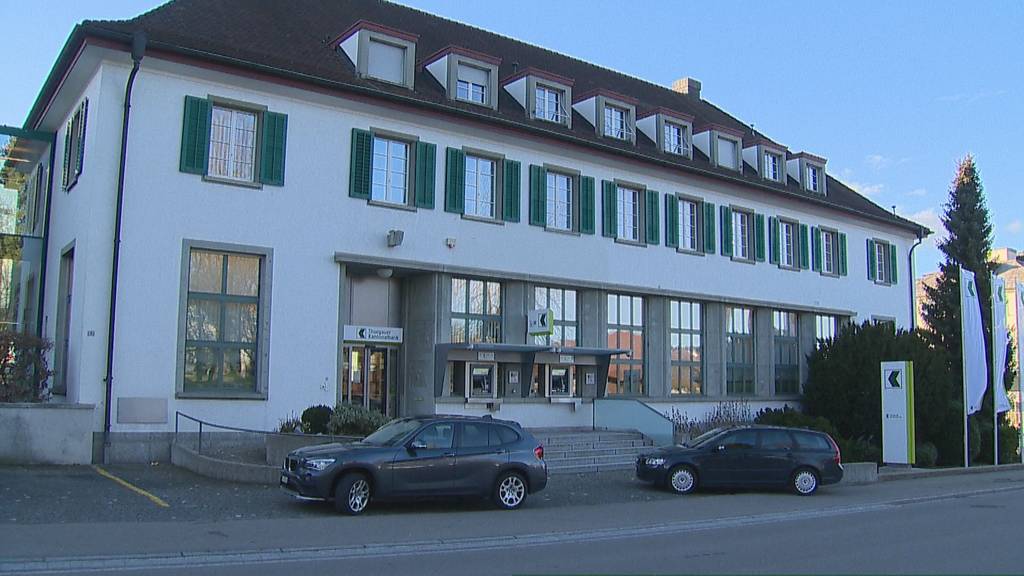 Ein bewaffneter Mann hat am Freitagnachmittag die Geschäftsstelle der Thurgauer Kantonalbank in Sirnach überfallen. Die Kantonspolizei Thurgau sucht Zeugen.