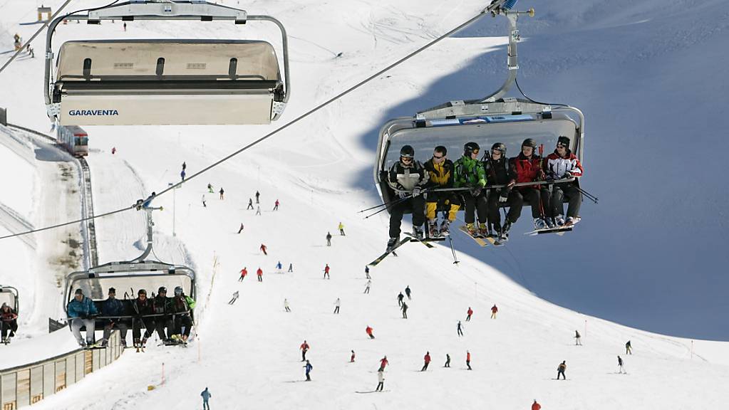 Gut gefüllte Sessel und Skipisten im Davoser Parsenn-Gebiet. Die Bündner Bergbahnbranche spricht von einer sehr erfreulichen Entwicklung der Gästezahlen in der bisherigen Wintersaison. (Archivbild)
