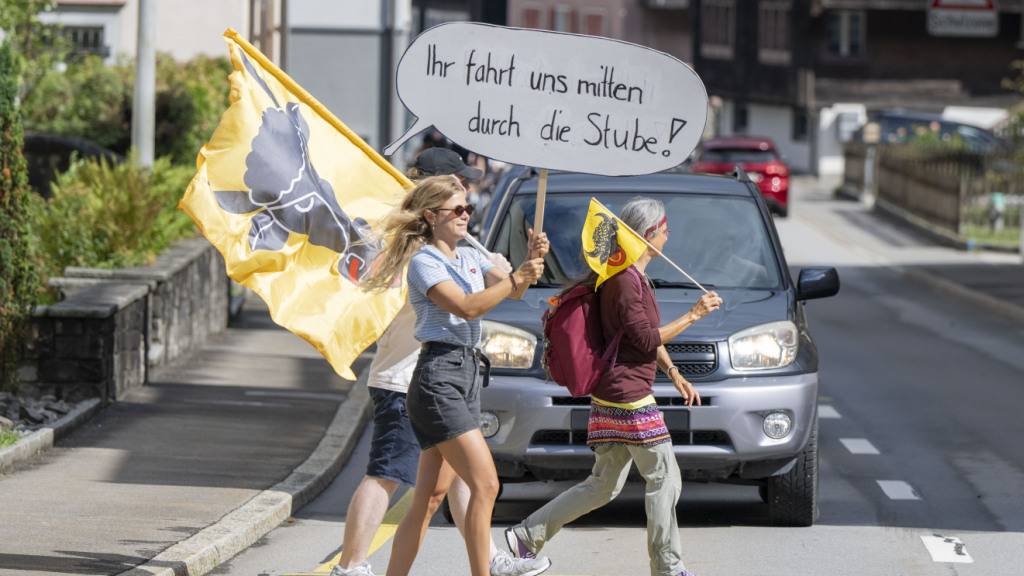 Die IG Kanton Uri organisierte zuletzt am 18. Juli eine Protestaktion gegen den Ausweichverkehr durch die Urner Dörfer und fordert mit einer Petition und einem offenen Brief weitere Massnahmen. (Archivaufnahme)