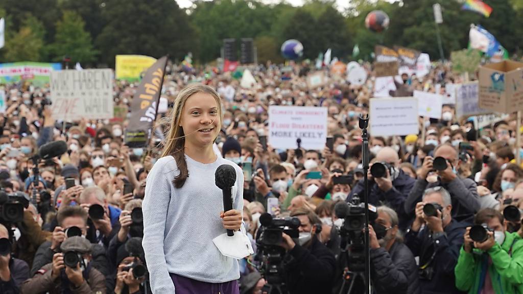 Die schwedische Klimaaktivistin Greta Thunberg spricht bei einer Demonstration von «Fridays for Future» vor dem Bundestag. Die Aktivisten fordern sozial gerechte und effektive Maßnahmen, um den globalen Temperaturanstieg auf 1,5 Grad Celsius zu begrenzen. Foto: Jörg Carstensen/dpa