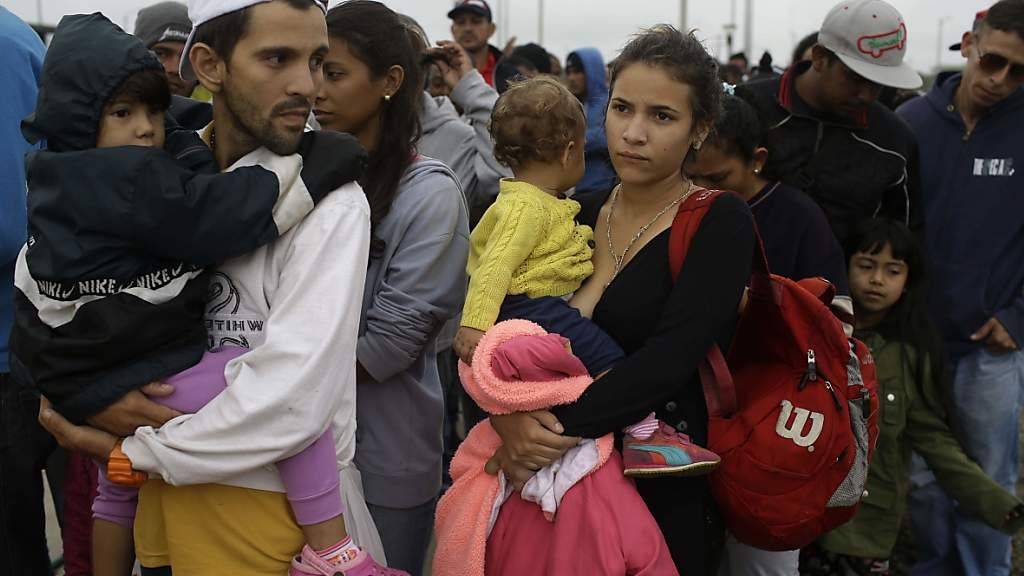 Venezolanische Flüchtlinge an der Grenze zu Peru: Seit 2015 sind bereits 1,6 Millionen Menschen aus dem krisengeschüttelten Venezuela geflohen. (Archivbild)
