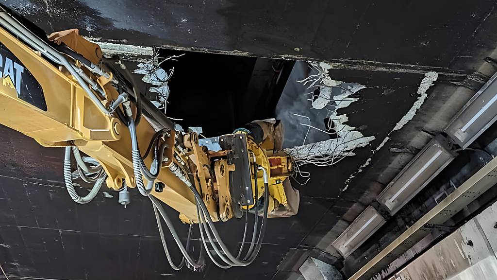 Die Bauarbeiten an der defekten Decke im Gotthard-Strassentunnel in der Nähe des Nordportals kommen voran. Ursache für die Risse waren Spannungsumlagerungen im Gebirge. (Archivbild)