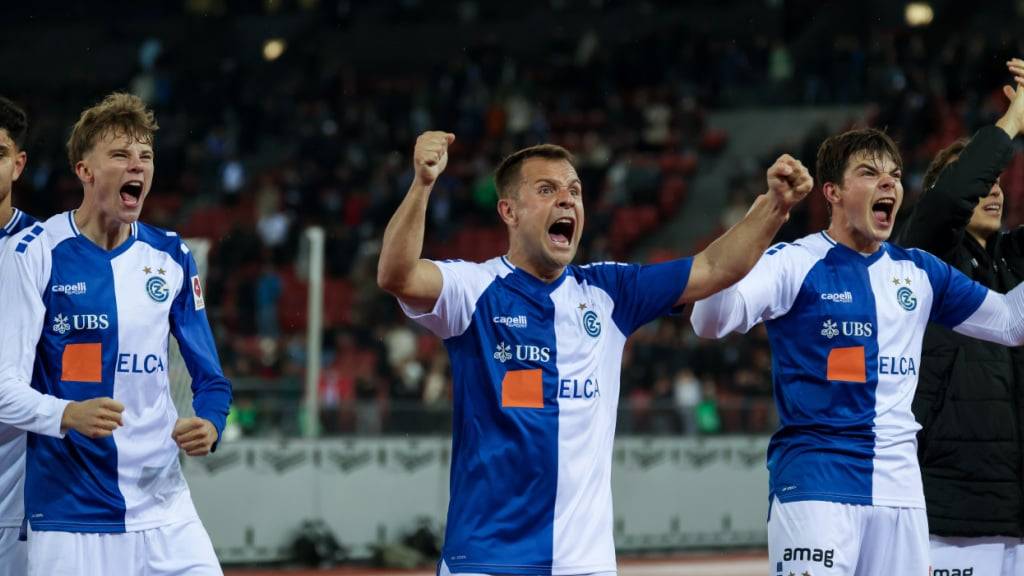 Amir Abrashi jubelt mit Jonathan Asp Jensen und Nikolas Muci nach dem Derbysieg
