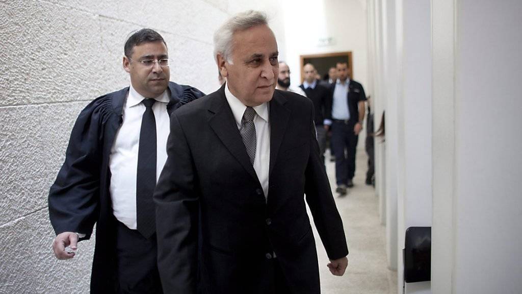 Der wegen Vergewaltigung verurteilte israelische Ex-Präsident Mosche Katzav muss weiter im Gefängnis bleiben. (Archiv)