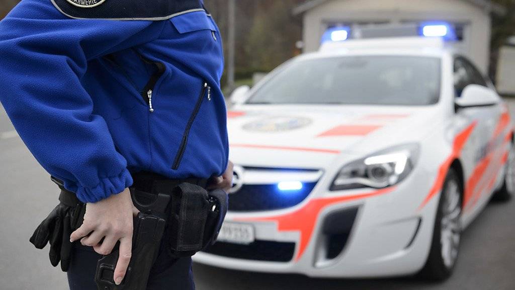 Drei junge Männer mit einer Softair-Pistole lösten am Freitag einen Polizeieinsatz in der Lausanner Innenstadt aus. (Symbolbild)