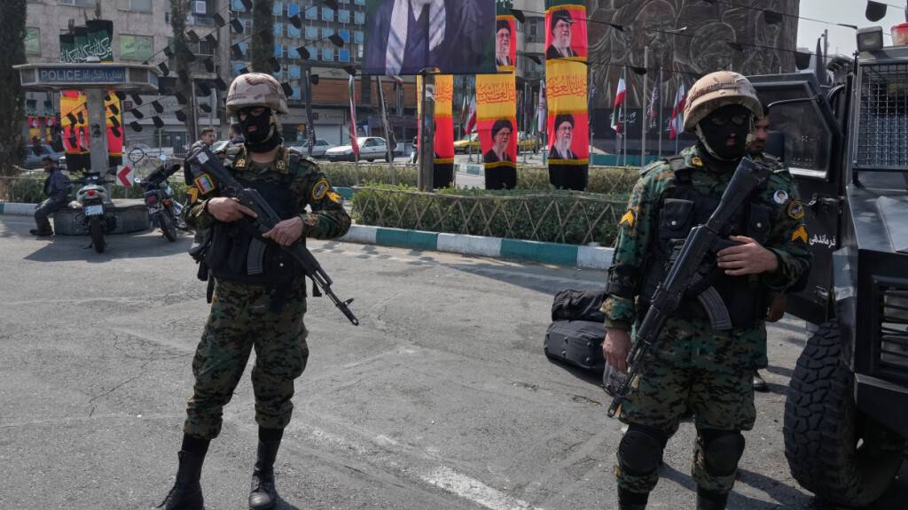 ARCHIV - Polizisten stehen Wache auf dem Platz der Islamischen Revolution in Teheran. Foto: Vahid Salemi/AP/dpa