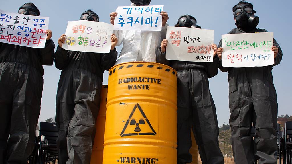 Koreanische Klima-Aktivisten warnen am 10. Jahrestag der Atomkatastrophe von Fukushima vor den Gefahren, die nach wie vor von kontaminierten radioaktiven Abfällen ausgehen. (Archivbild)