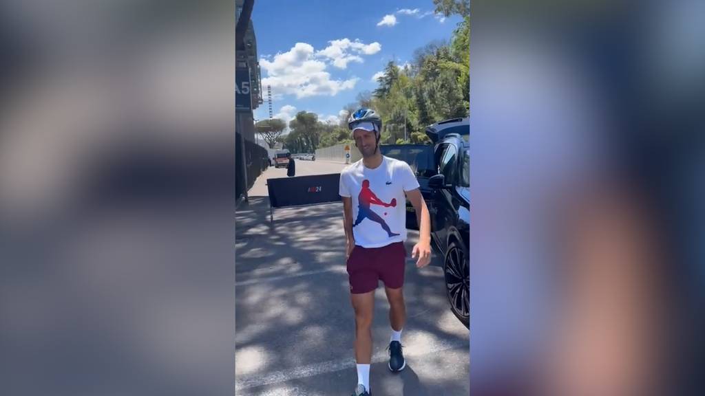 Novak Djokovic taucht nach Flaschenwurf mit Helm zur Autogrammstunde auf
