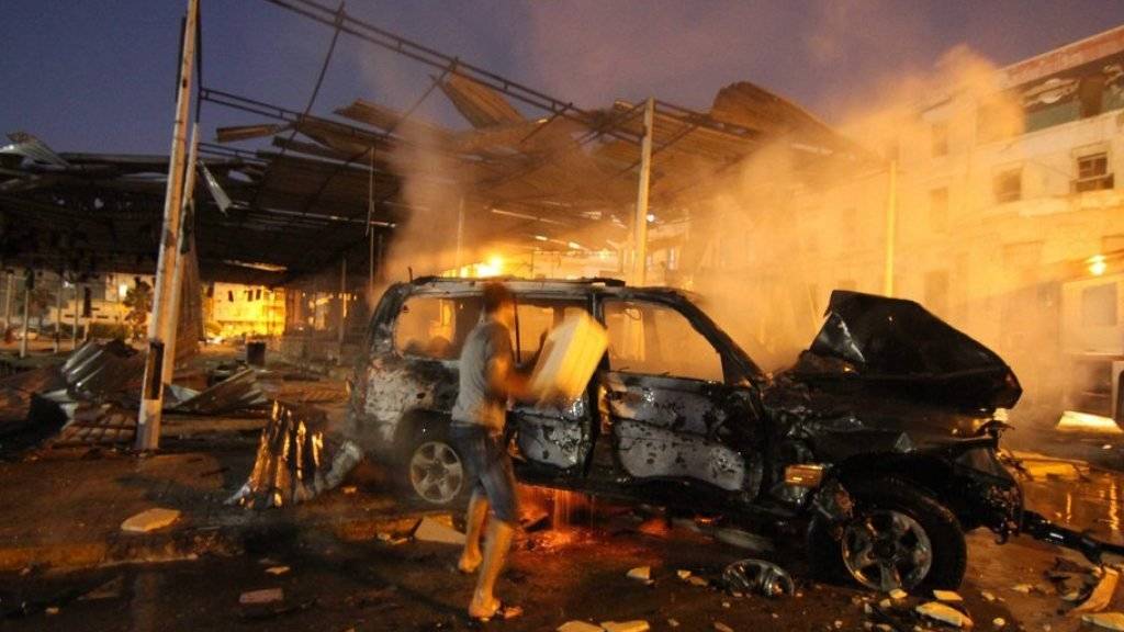 Szene nach einem Bombenattentat in Bengasi im Juli 2013 (Archivbild). Bei dem Anschlag am Donnerstag in Sliten gab es mindestens 50 Tote.