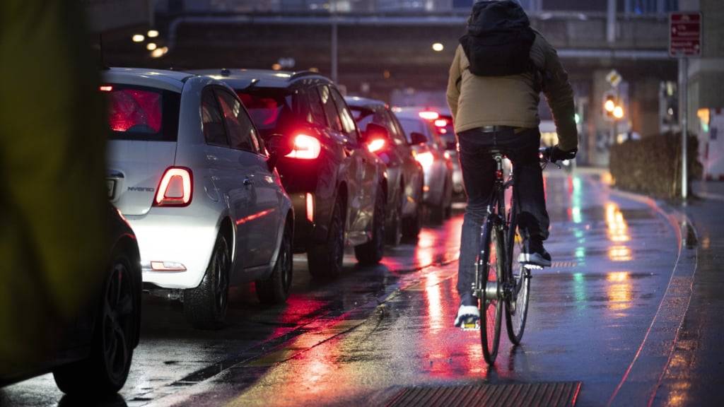 Eine Initiative will Autos weitgehend von den Zürcher Strassen verbannen. Laut der Stadt Zürich ist sie nun zustande gekommen. (Symbolbild)