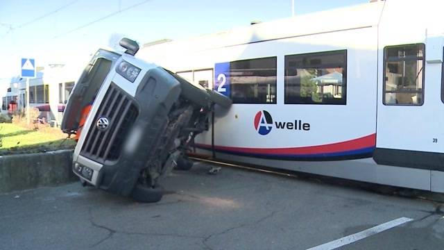 Kleinbus kollidiert mit WSB