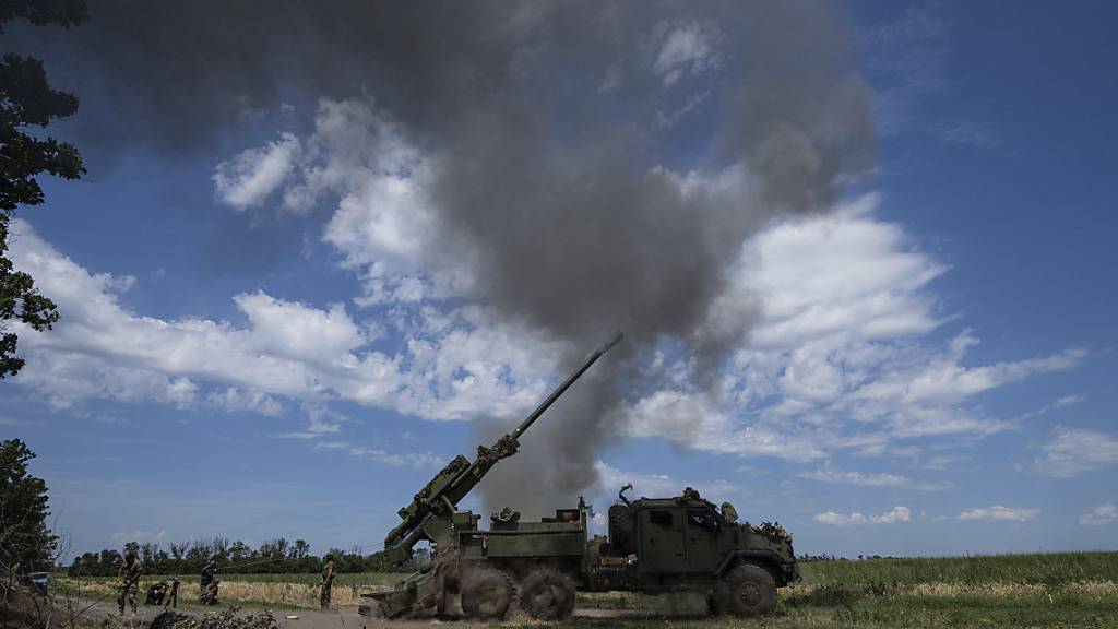 Eine ukrainische Panzerhaubitze «Bohdana» feuert auf russische Stellungen bei Bachmut. Foto: Evgeniy Maloletka/AP/dpa
