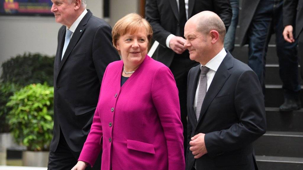 Bundeskanzlerin Angela Merkel (CDU), der CSU-Vorsitzende Horst Seehofer (l) und der kommissarische SPD-Vorsitzende Olaf Scholz am Montag in Berlin vor der Unterzeichnung des Koalitionsvertrages.