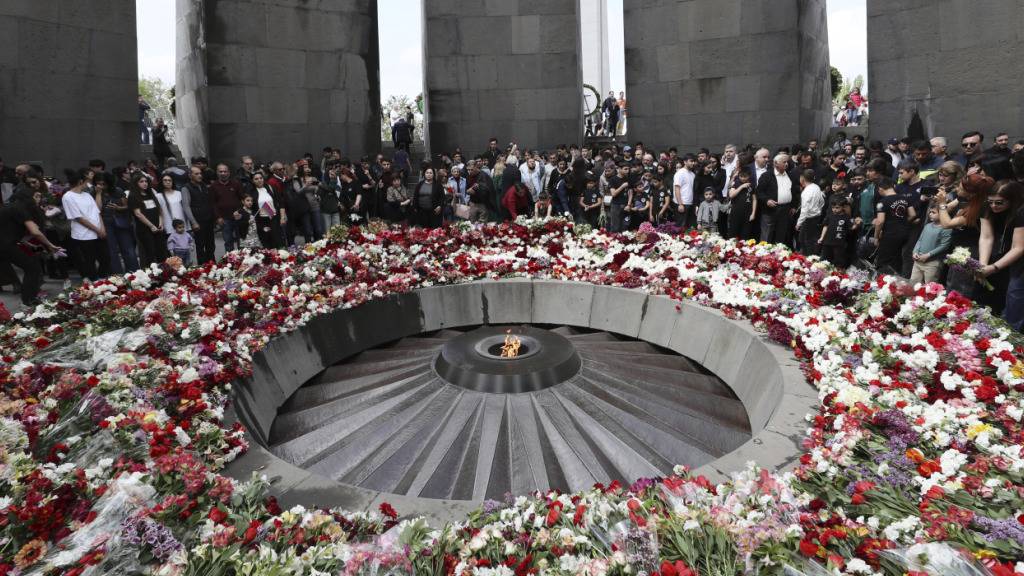 ARCHIV - Menschen versammeln sich in der armenischen Völkermord-Gedenkstätte um an der Gedenkfeier zum 110. Jahrestag des Massakers teilzunehmen und die Opfer des Völkermords an Armeniern zu ehren. Foto: Hayk Baghdasaryan/PHOTOLURE via AP/dpa