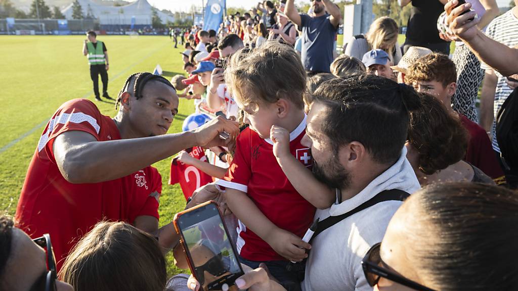 Die Nationalspieler wie Manuel Akanji erfüllen nach dem öffentlichen Training in Niederhasli zahlreiche Autogrammwünsche