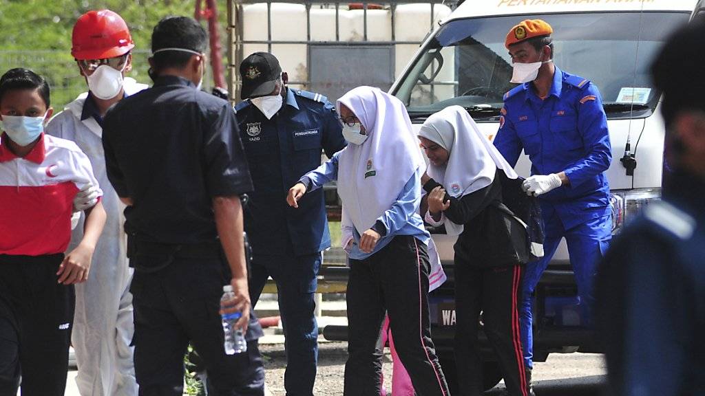 In Malaysia sind 34 Schulen geschlossen, nachdem ein ganzer Landstrich mit giftigen Gasen verseucht worden war. Mehr als 300 Menschen zeigten Vergiftungserscheinungen. (AP Photo/Thomas Yong)