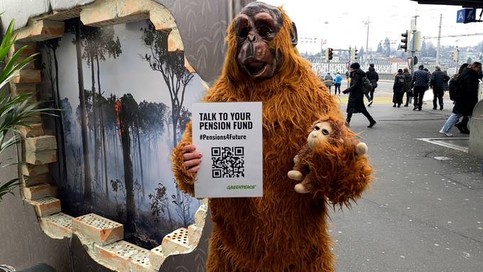 Tierischer Besuch bei der Post – Greenpeace kämpft für klimafreundliche Pensionskassen