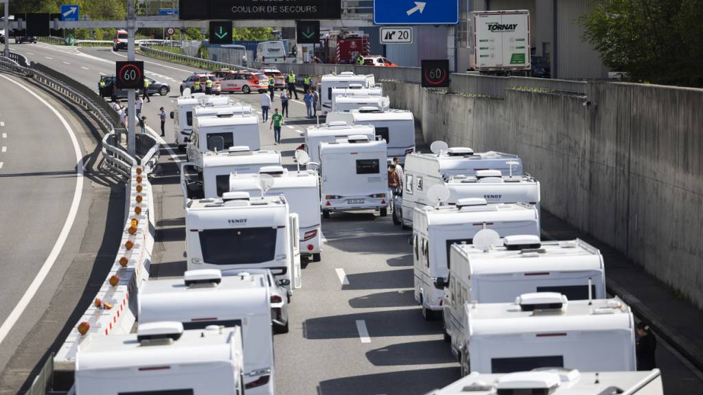 Im April 2025 blockierte die Walliser Polizei eine Gruppe von Fahrenden aus Frankreich mit rund 50 Wohnwagen auf der Autobahn A9. (Archivbild)