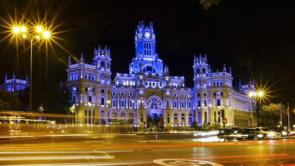 Zum runden Geburtstag leuchteten rund um den Globus mehr als 200 bekannte Gebäude und Sehenswürdigkeiten in UNO-Himmelblau. Hier im Bild das Rathaus in Madrid.
