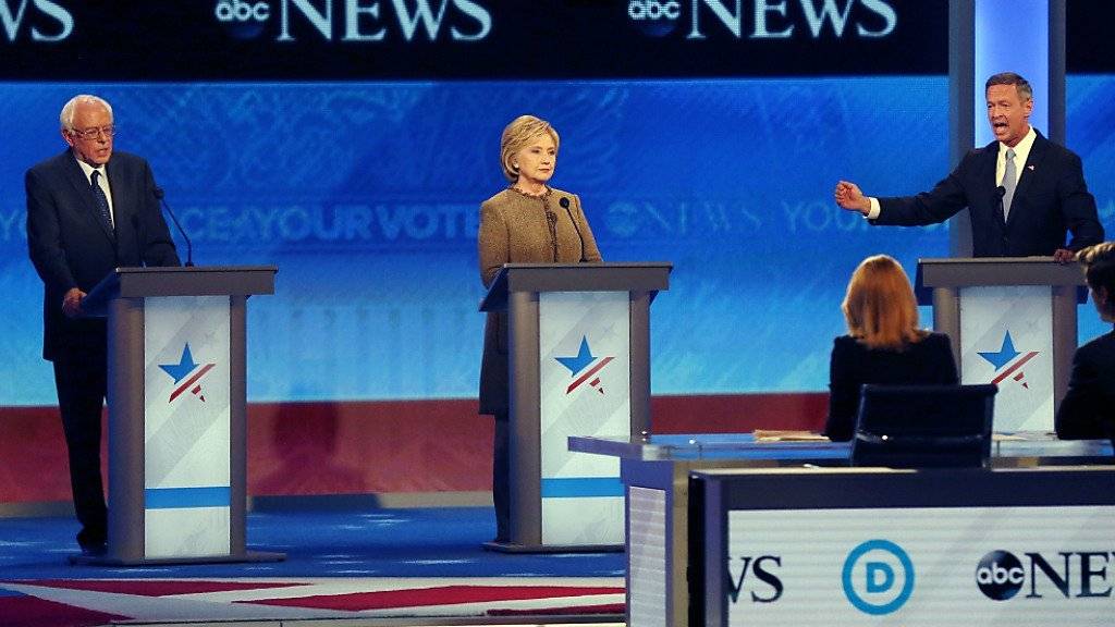 Bernie Sanders (links), Hillary Clinton und Martin O’Malley bleiben sachlich während der TV-Debatte der Demokraten in Manchester.