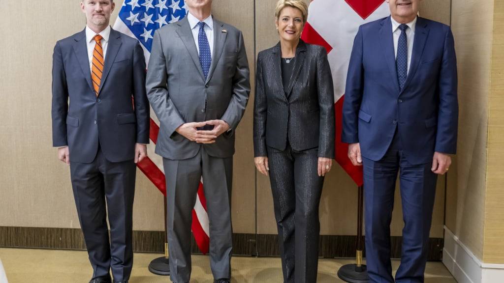 Bundespräsidentin Karin Keller-Sutter und Wirtschaftsminister Guy Parmelin (rechts) trafen Anfang Mai in Genf US-Finanzminister Scott Bessent (zweiter von links) und den US-Handelsbeauftragten Jamieson Greer (links). (Archivbild)
